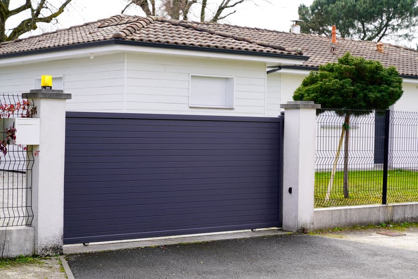 portail en aluminium devant une maison